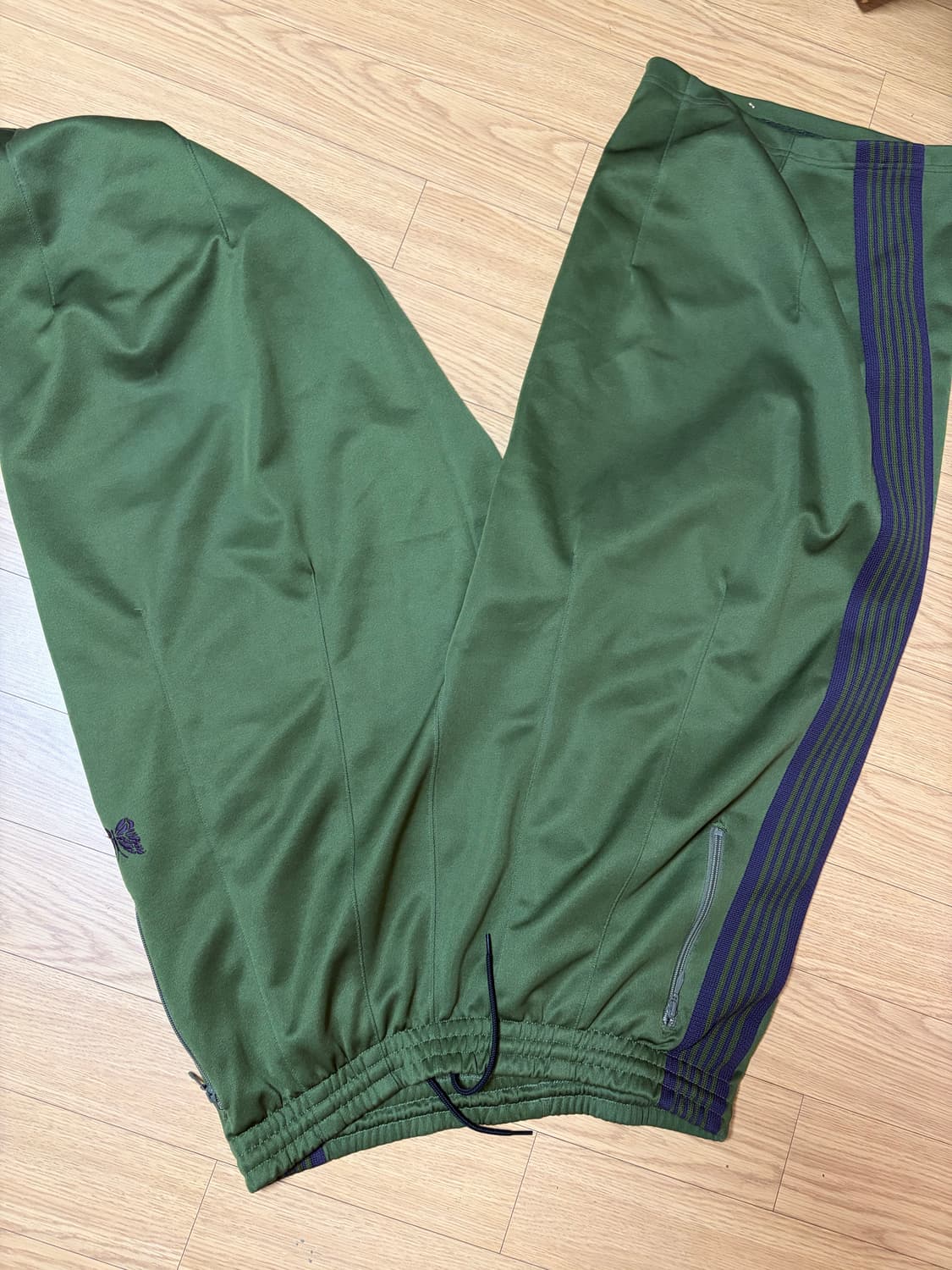 니들스 트랙팬트hd 올리브 팝니다 상품이미지4