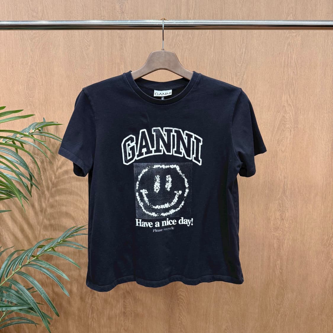 가니 스마일 그래픽 반팔 티셔츠 프린팅 레터링 디테일 블랙 상품이미지1