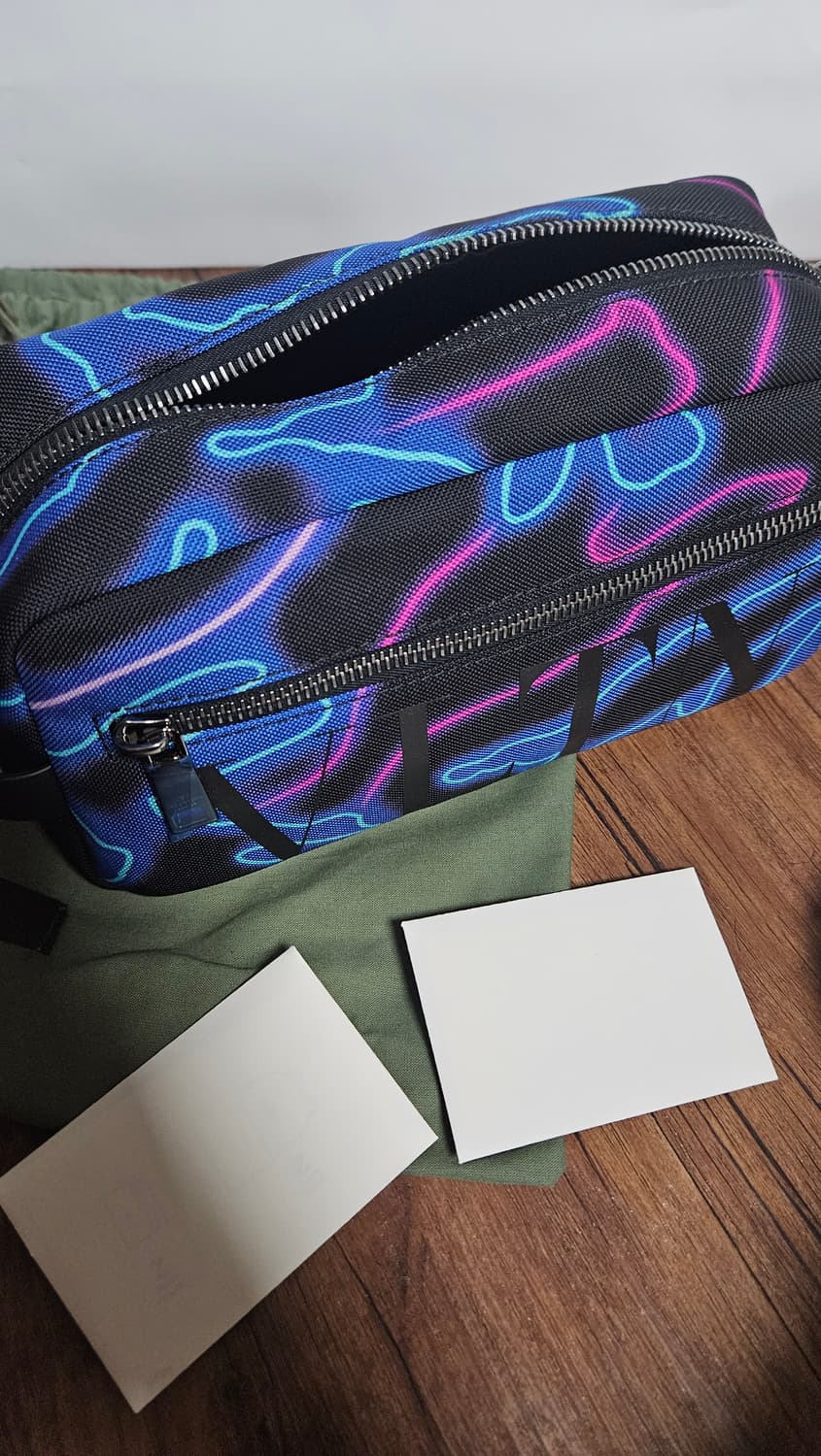 발렌티노 네온 VLTN 파우치백 가방 클러치백 상품이미지7