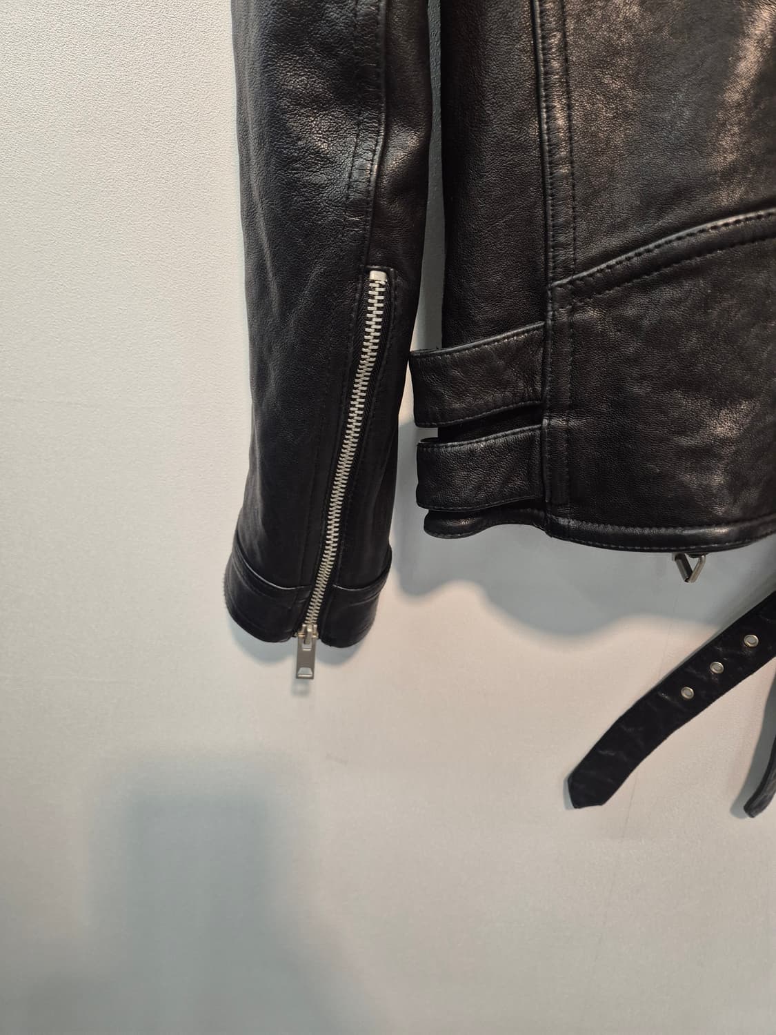 클래식한 디자인의 블랙 가죽 라이더 M
사이즈  상품이미지5