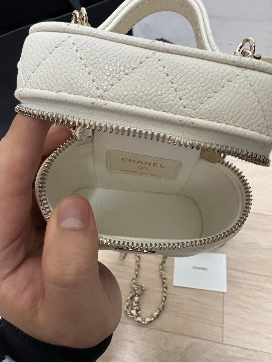 (새상품급) 샤넬 캐비어 램스킨 금장 베니티백 화이트 상품이미지8