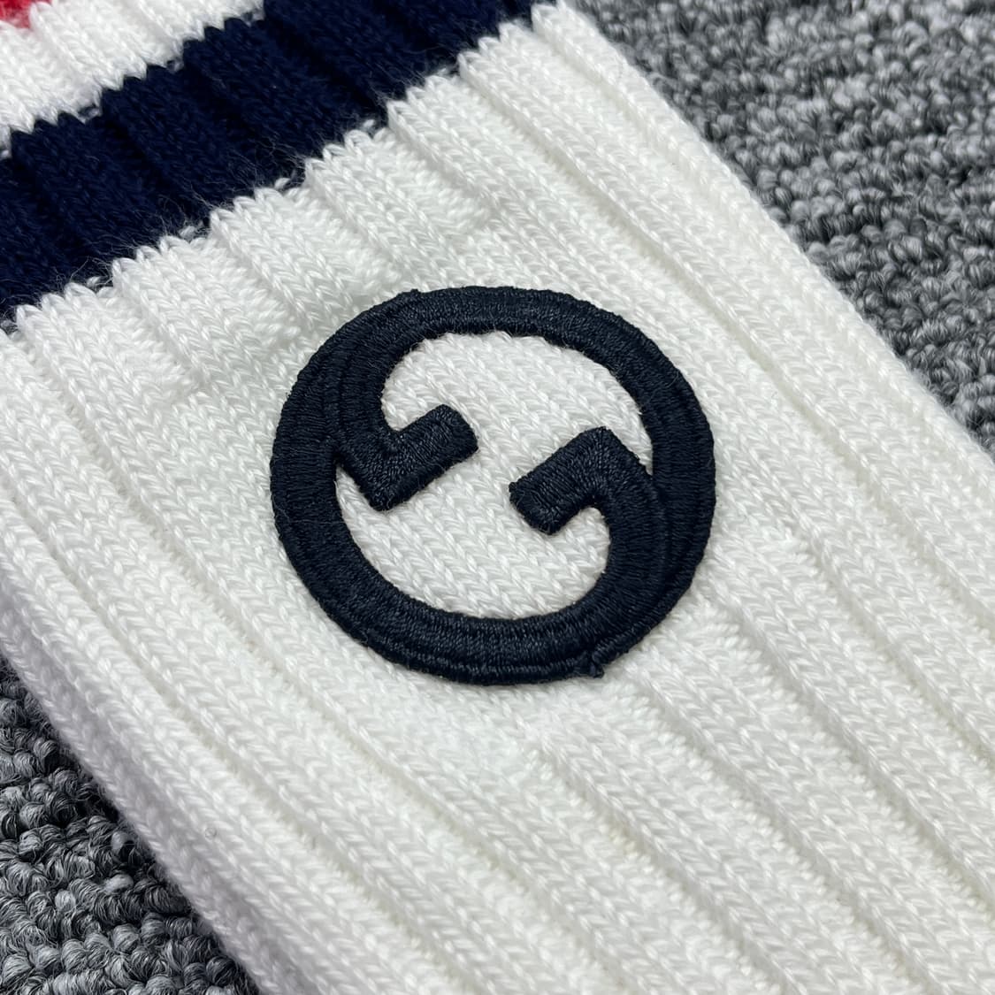 새상품 구찌 양말 인터로킹 자수 로고 삭스 화이트 네이비 레드 M 사이즈 상품이미지8