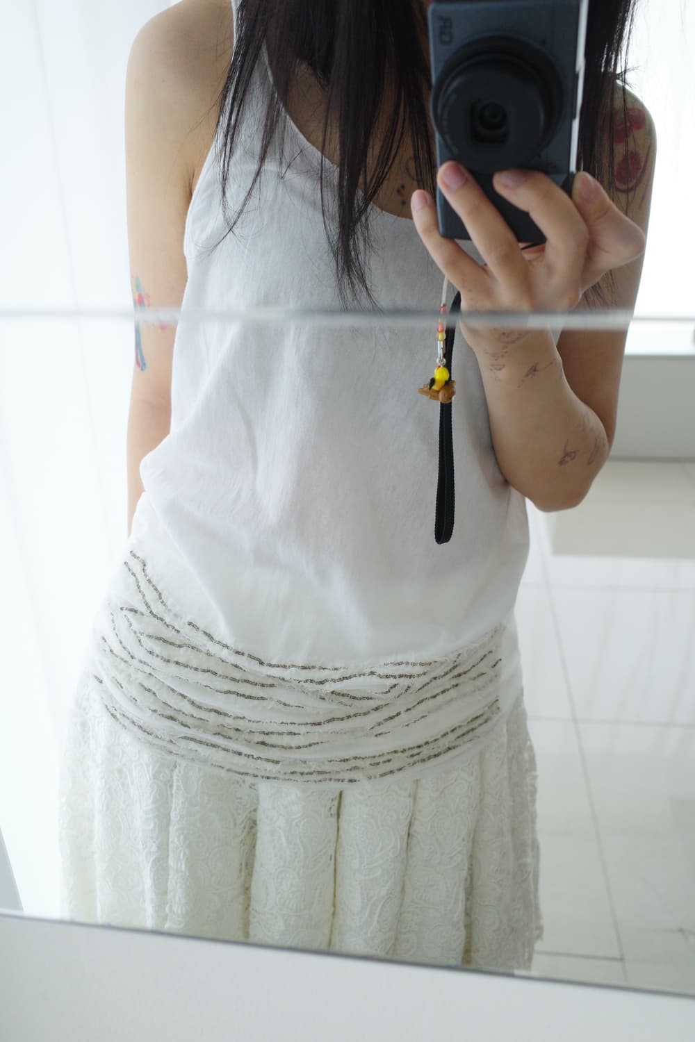 Sequins & lace back button sleeveless 상품이미지3