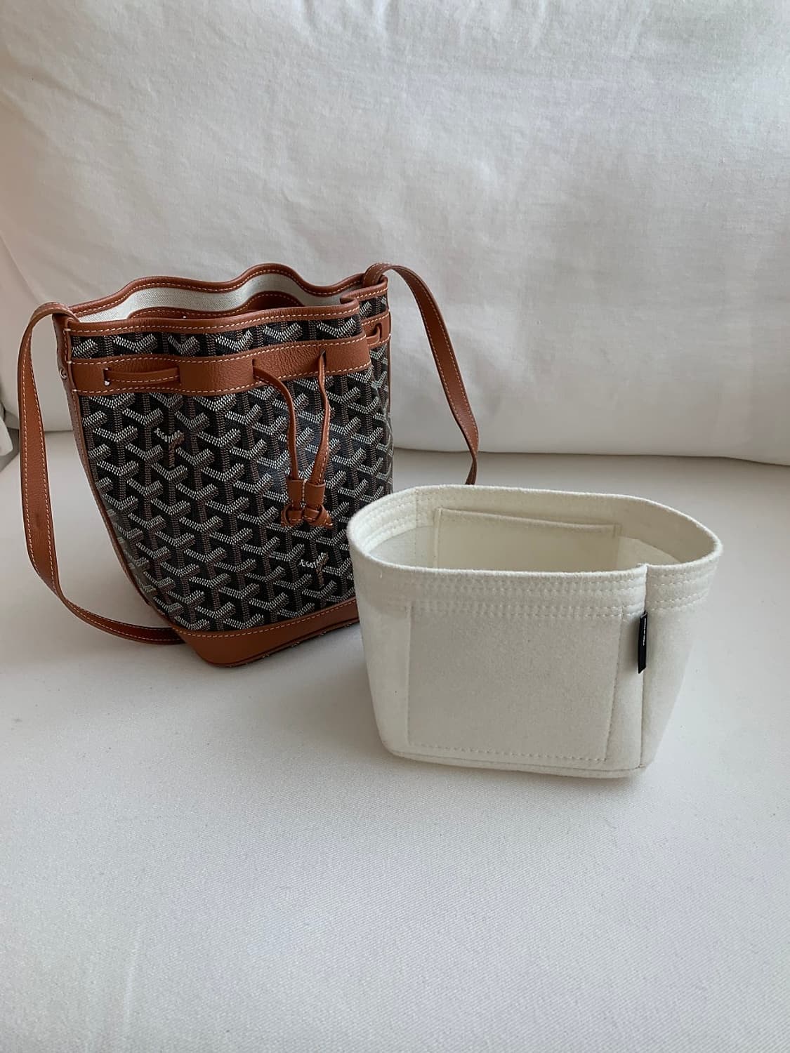 고야드 쁘띠플로 버킷백 블랙탄 상품이미지10