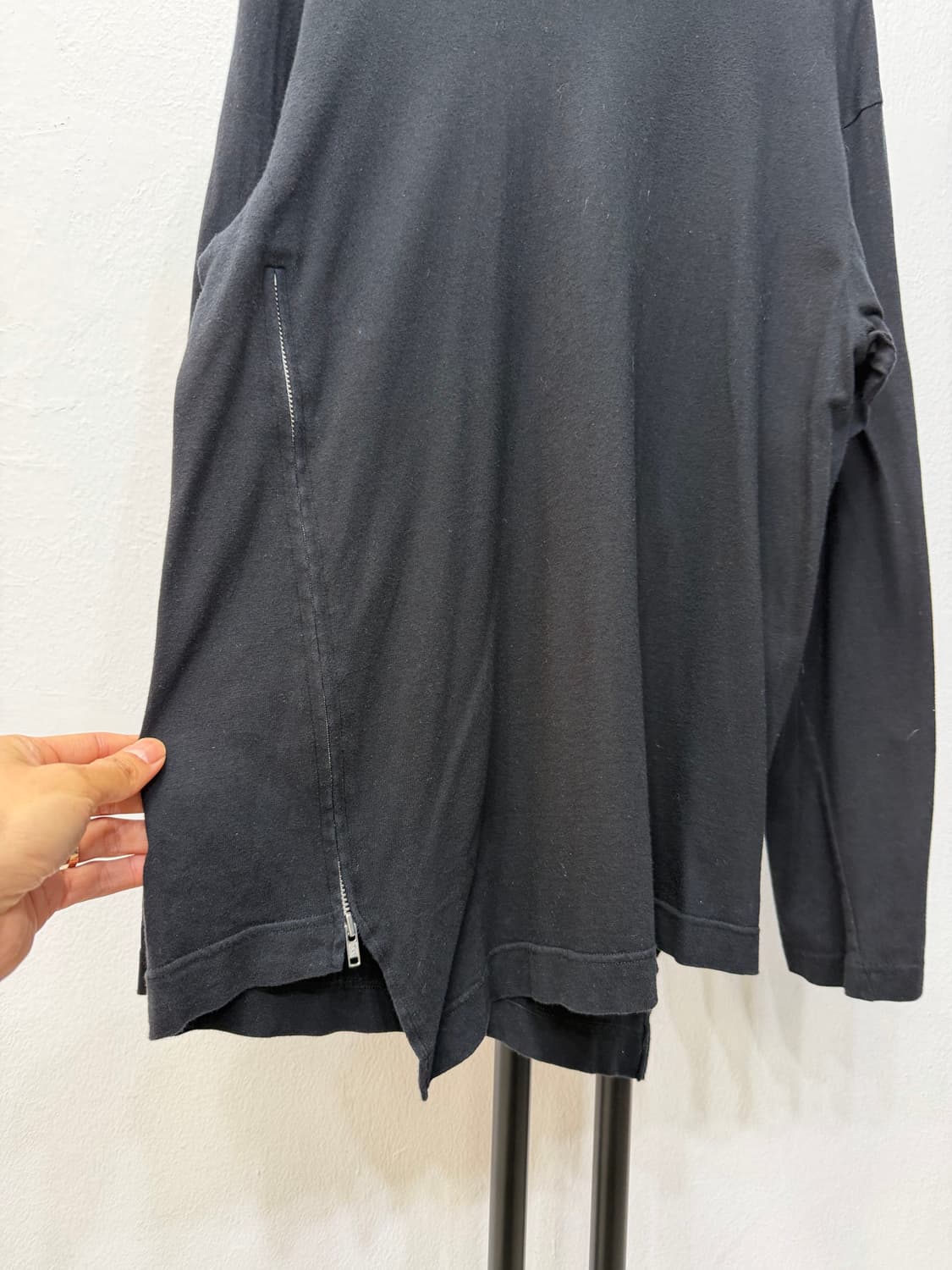 정품) 꼼데가르송 블랙 밑단 언발 긴팔 티셔츠 M  상품이미지3