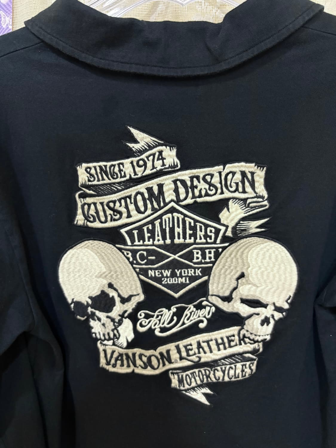 밴슨레더 스컬자수 긴팔티 상품이미지5