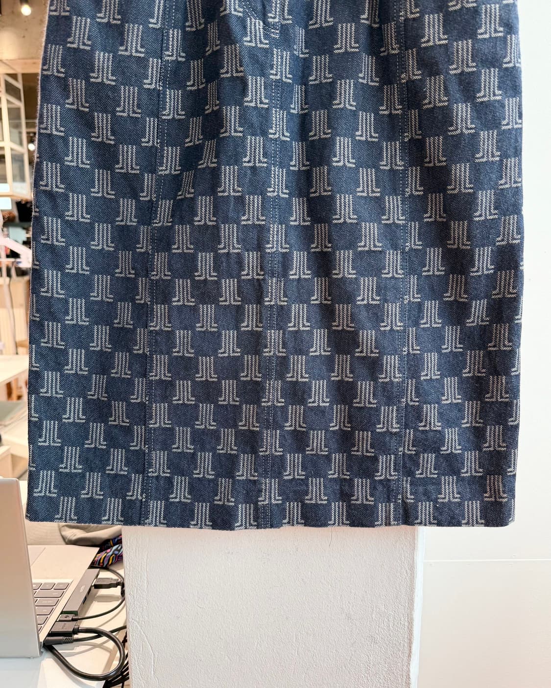 랑방 데님 로고패턴 미디스커트  상품이미지4