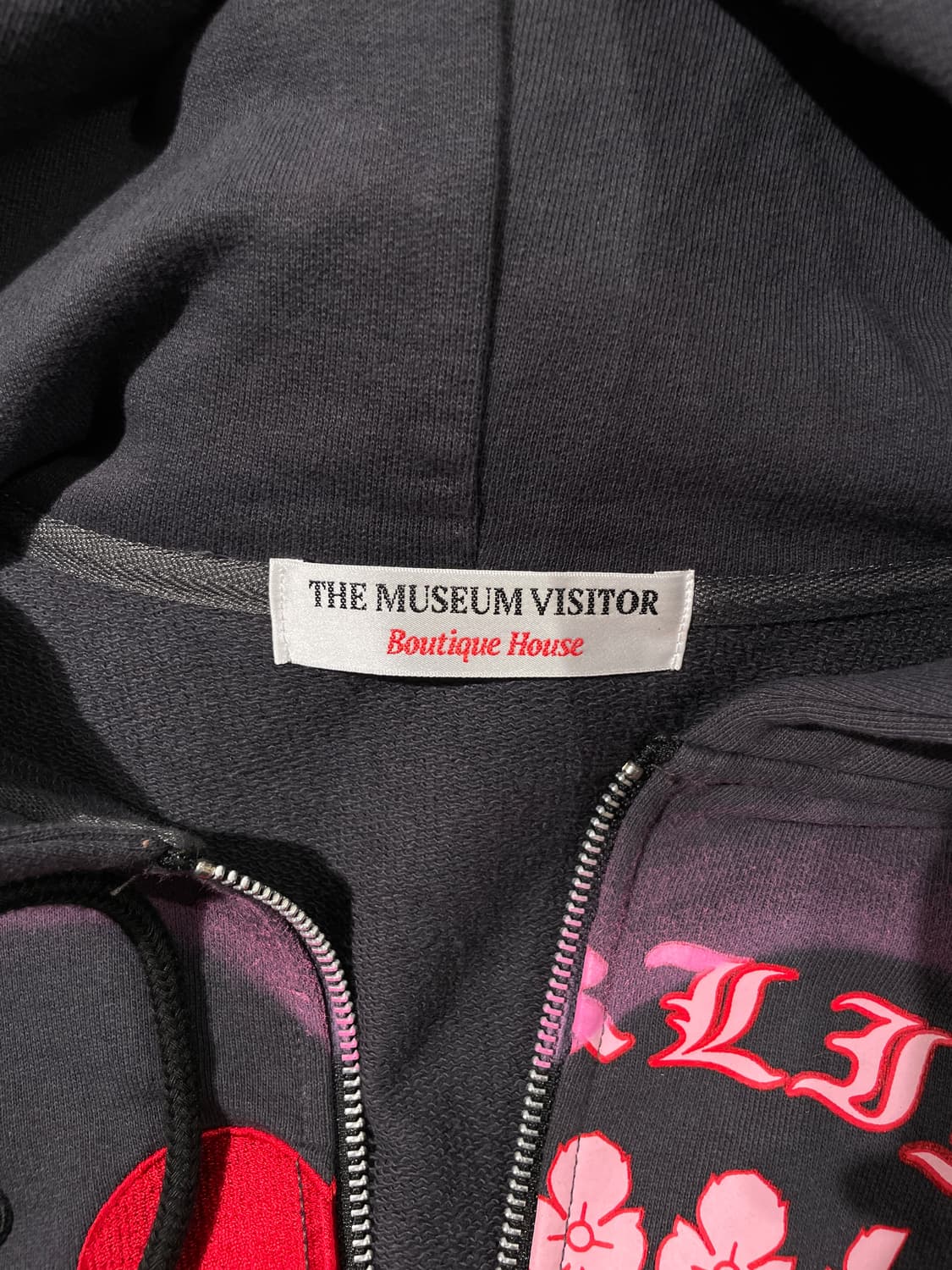 더 뮤지엄 비지터 차콜 하트 하프 엠블럼 후디 집업 상품이미지7