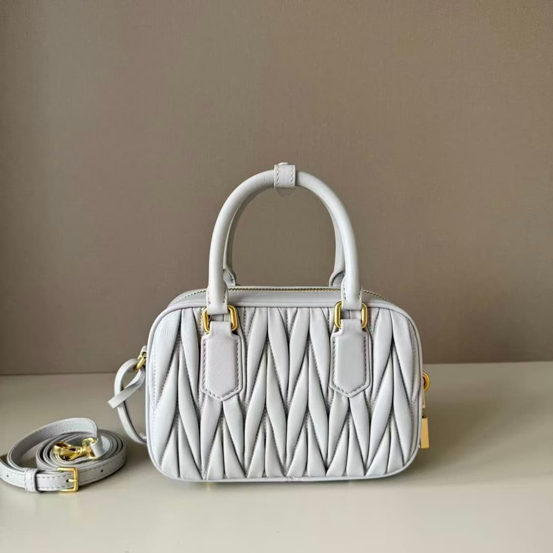 미우 미우 마테라쎄 나파 가죽 탑 핸들백 콘플라워 상품이미지2