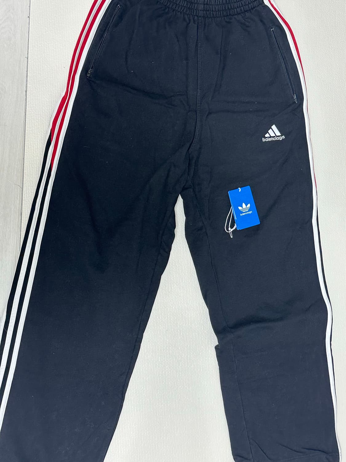 발렌시아가x아디다스 플리스 배기 스웨트팬츠 블랙[한소희 팬츠] 상품이미지1