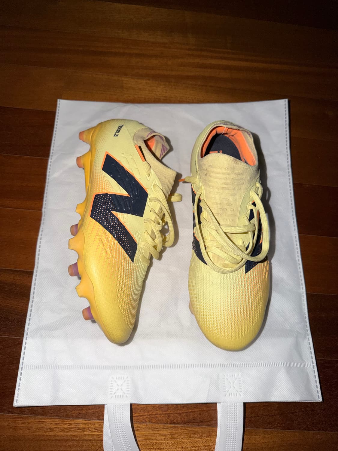 뉴발란스 축구화 상품이미지1