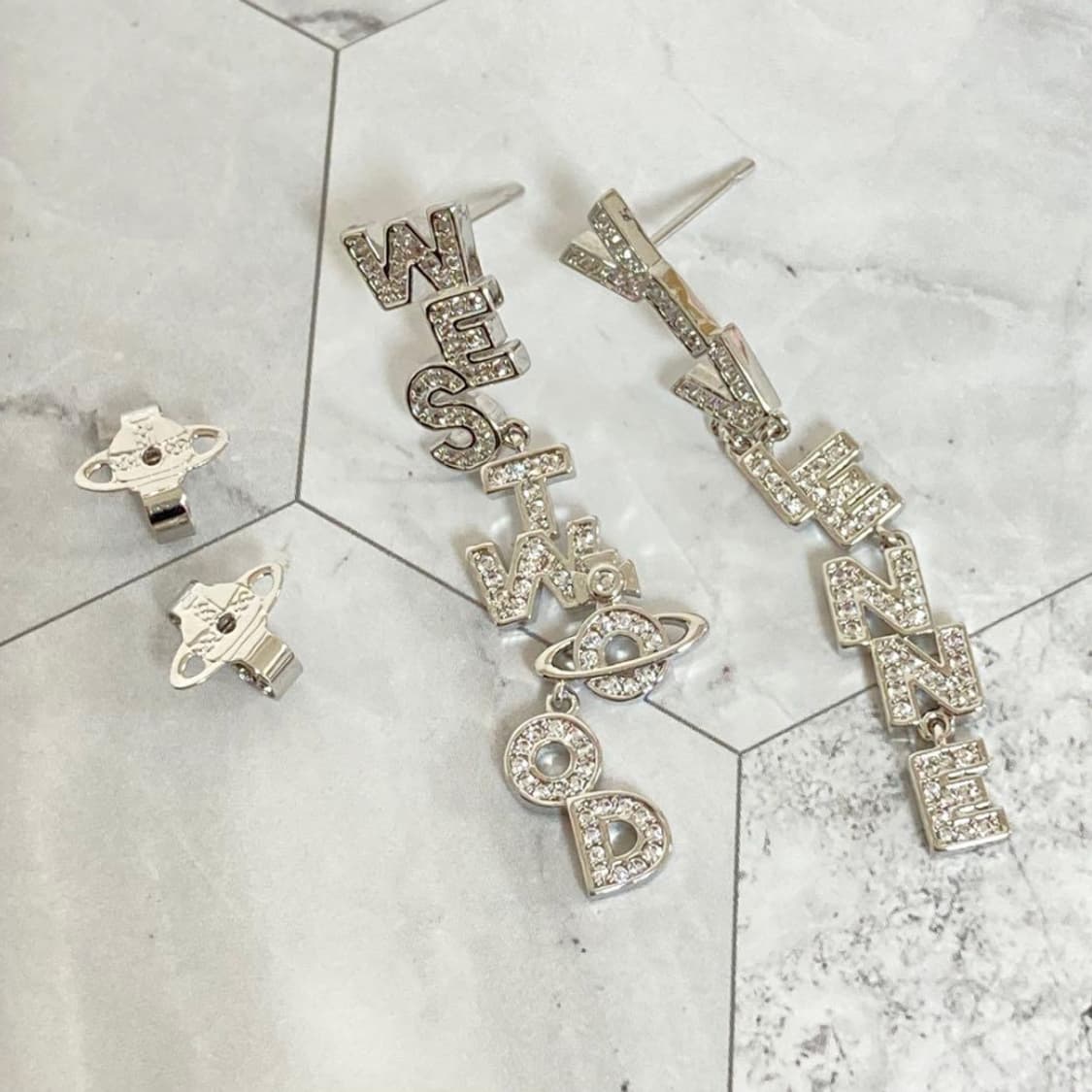 비비안웨스트우드 아카이브 크리스탈 레터링 드롭 귀걸이 상품이미지2