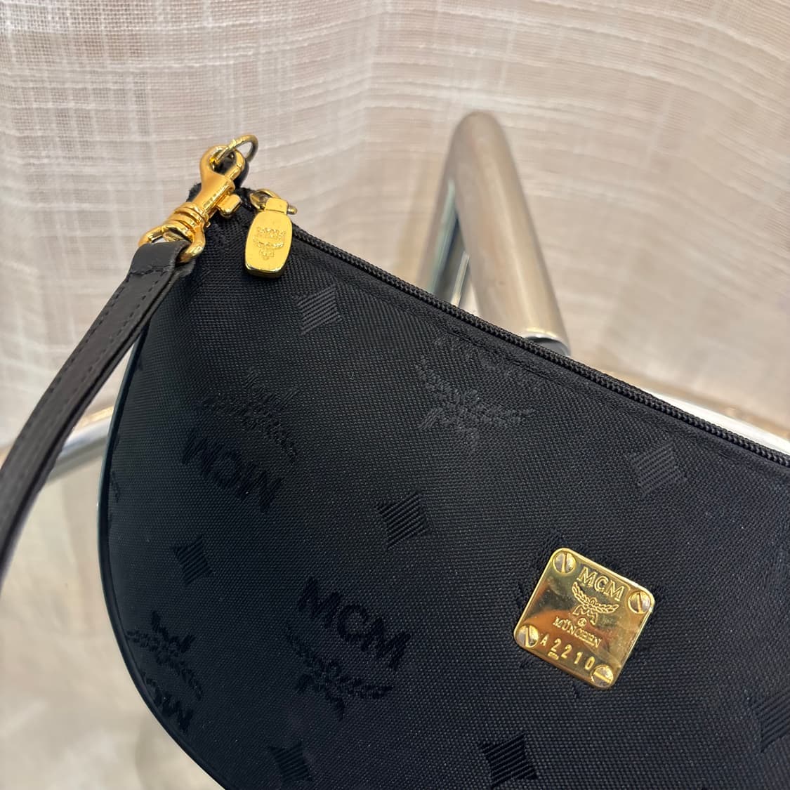 정품 MCM 반달 미니백     상품이미지4