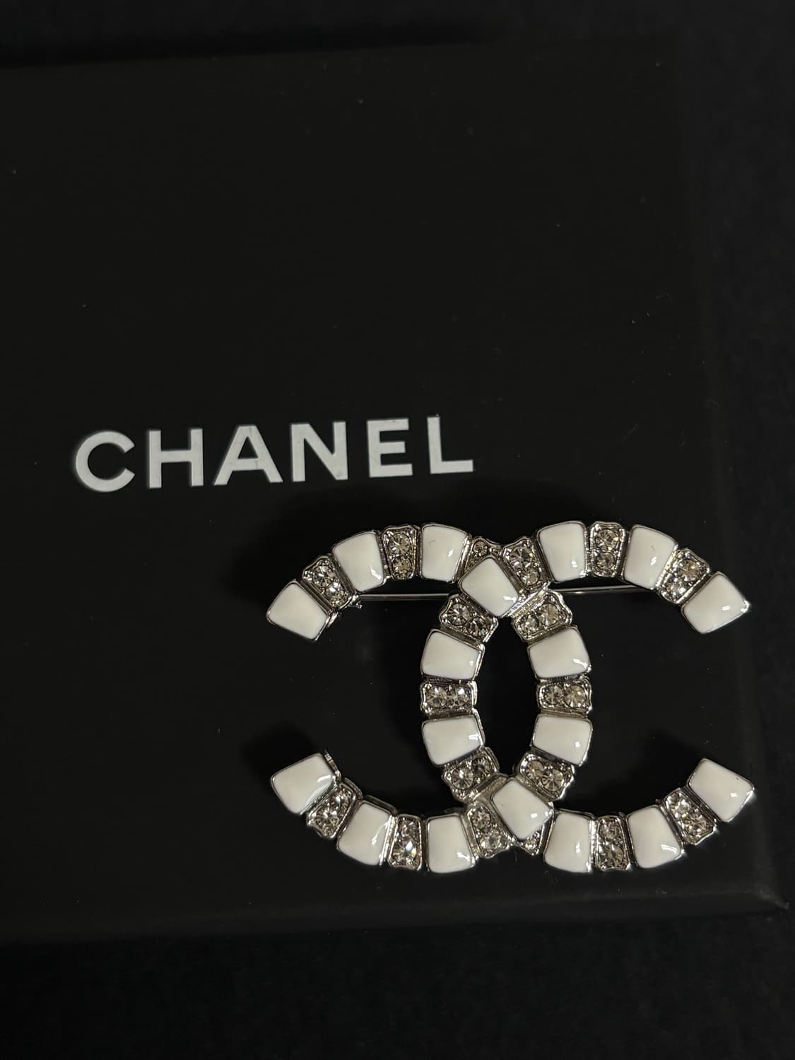 샤넬 cc로고 정품 업사이클링 실버 화이트 에나멜 브로치 상품이미지2