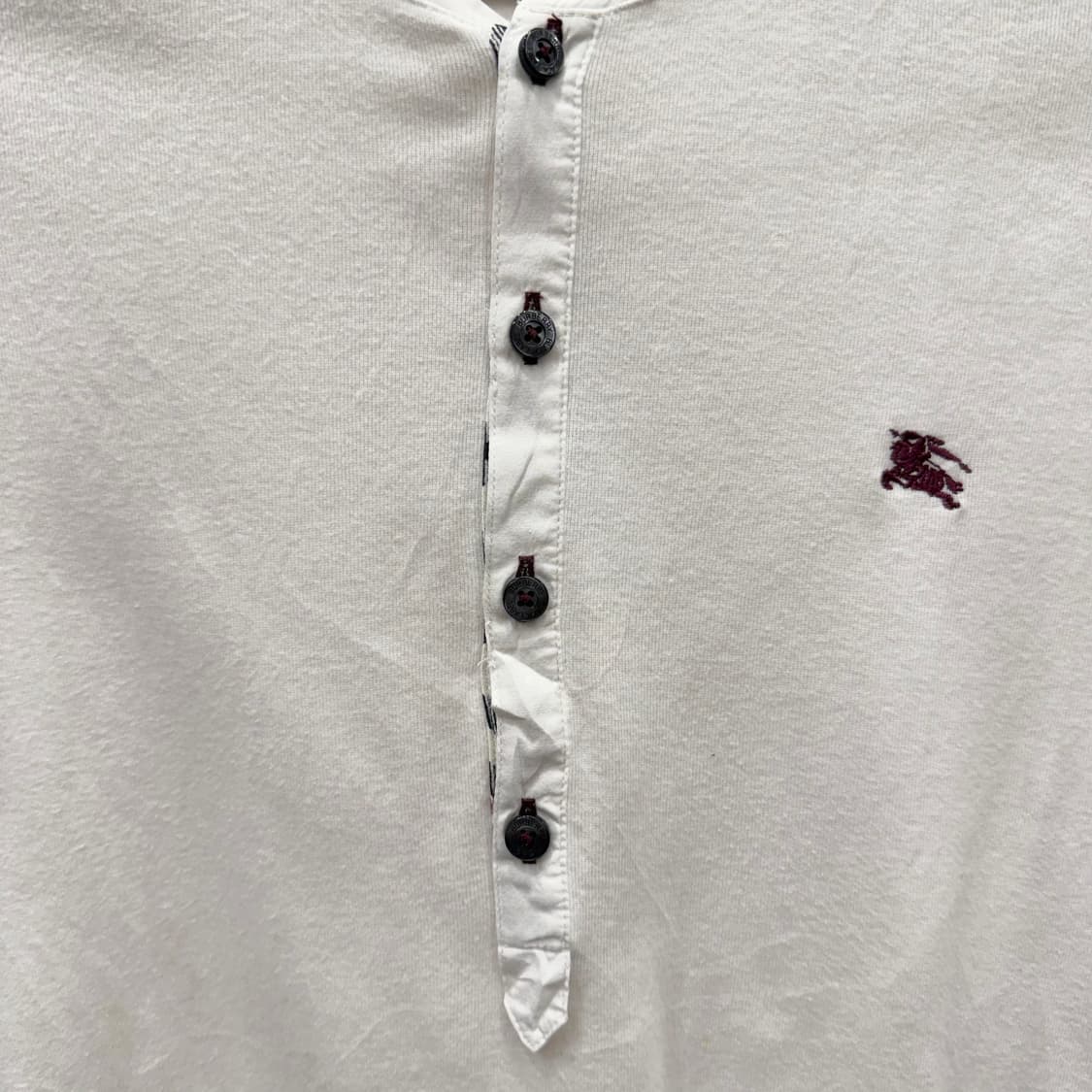 버버리 블랙라벨 헨리넥 자수 로고 반팔 티셔츠 4단추 디테일 화이트 상품이미지6