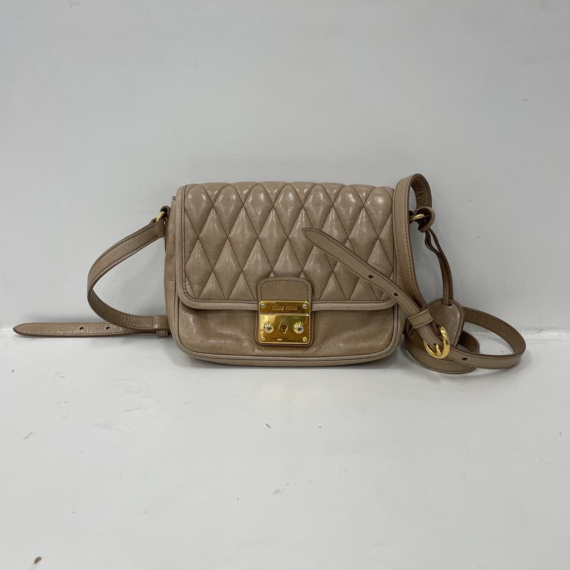 미우미우 퀼팅 비텔로 레더 베이지 클랩 스몰 크로스백 상품이미지2