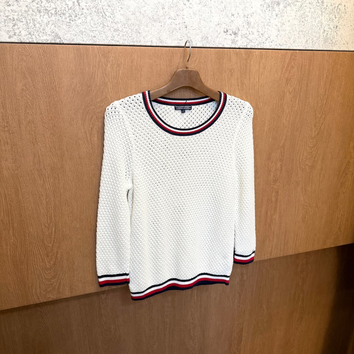 타미힐피거 라운드넥 메쉬 니트 라인 배색 디테일 아이보리 상품이미지1