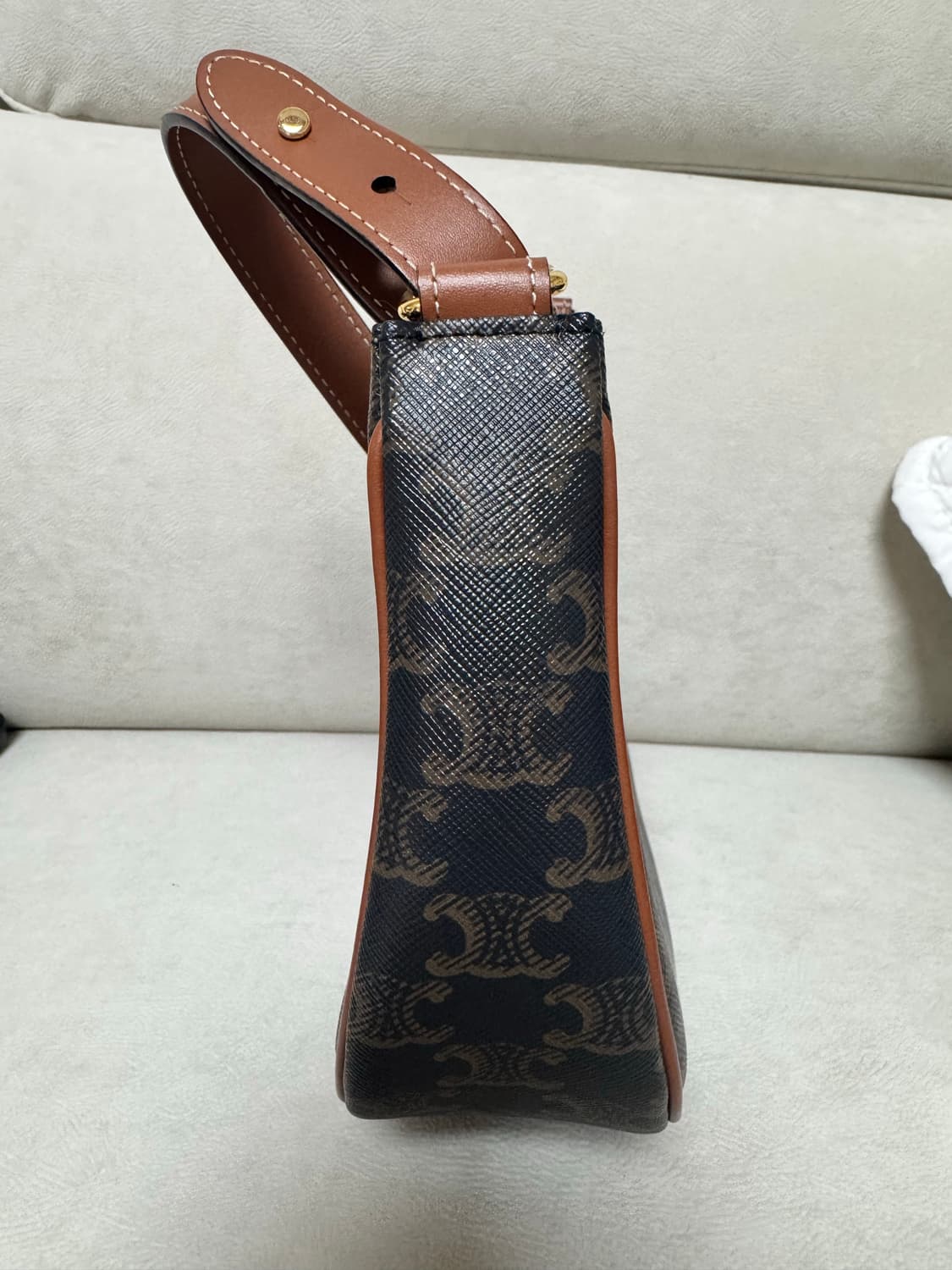 셀린느 트리옹프 미디움 아바백 탄 상품이미지3