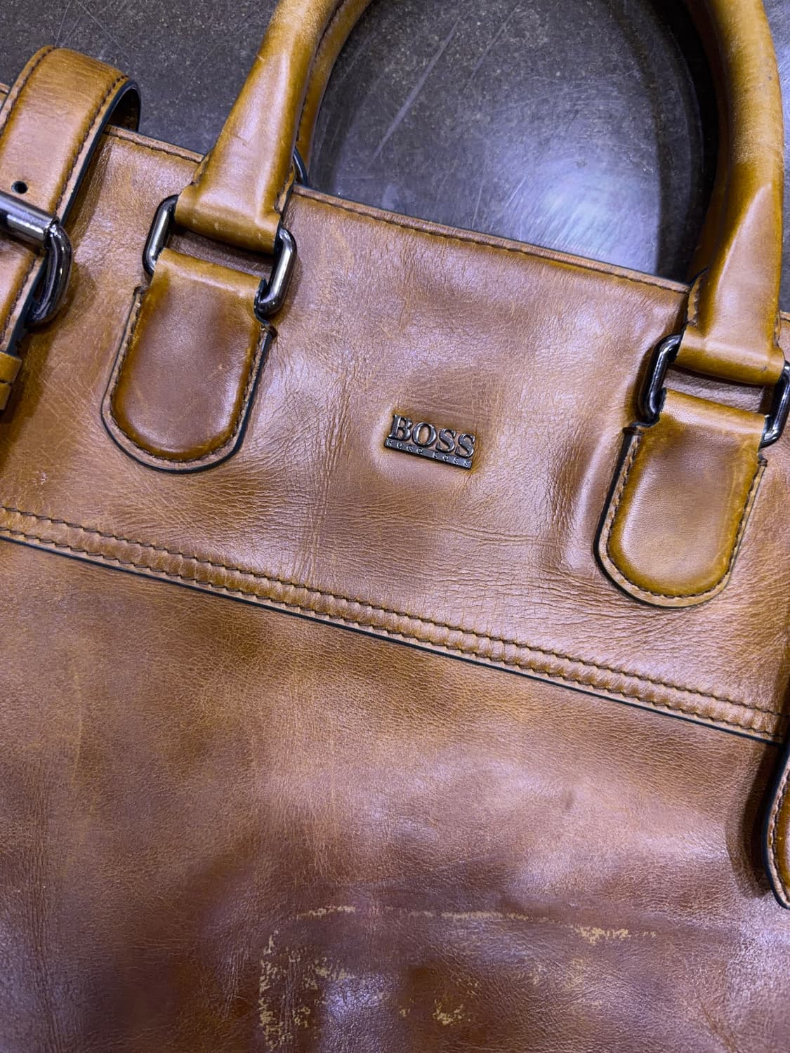 휴고보스 브라운 레더 가죽 빅토트 서류 가방 크로스백 상품이미지3