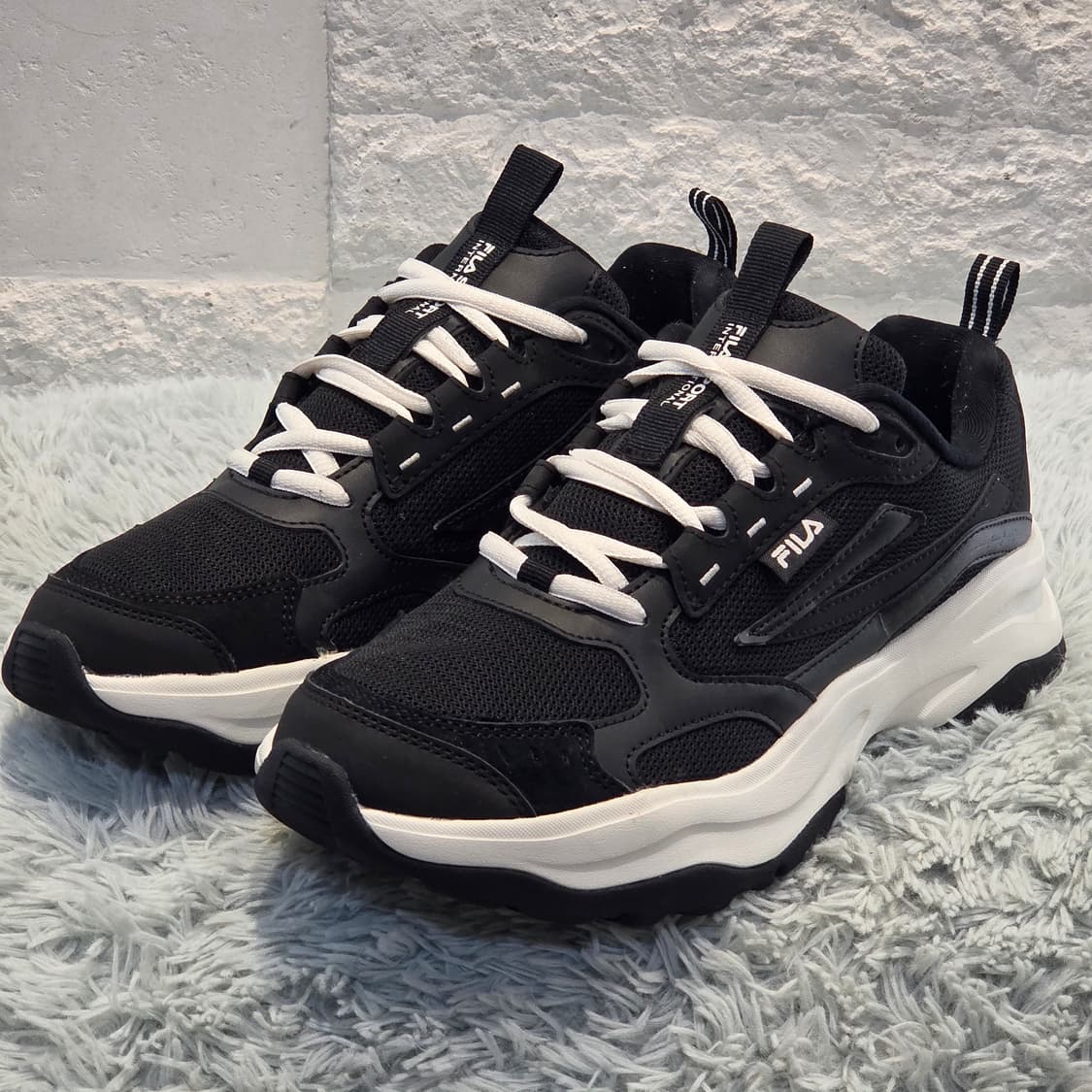 6q-27:휠라 레이 트레이서 블랙 화이트 (25cm) 상품이미지1