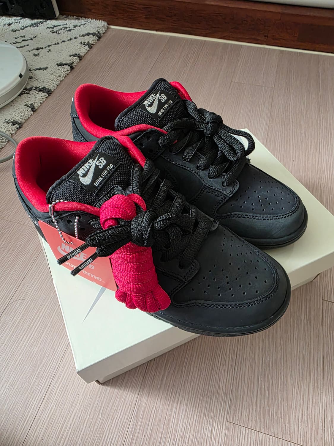 나이키x슈프림 SB 덩크 로우 블랙 상품이미지1