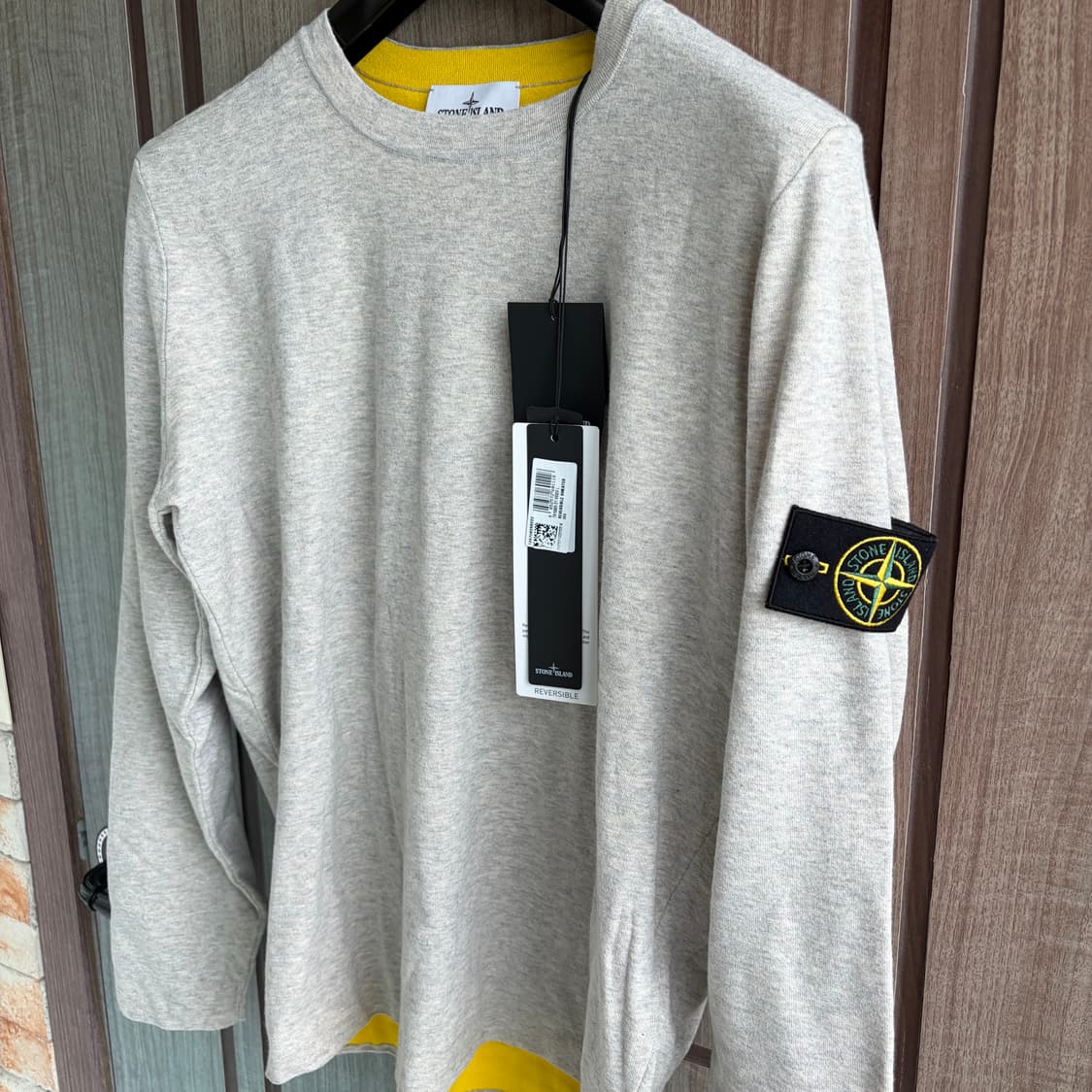 새상품(L)스톤아일랜드 와펜 리버시블 롱슬리브 맨투맨 그레이 옐로우 상품이미지1