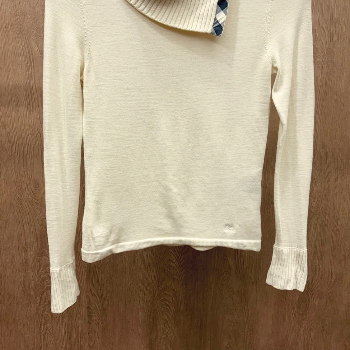 버버리 런던 니트 언밸런스 넥라인 체크 배색 숄더 버튼 디테일 아이보리 상품이미지5