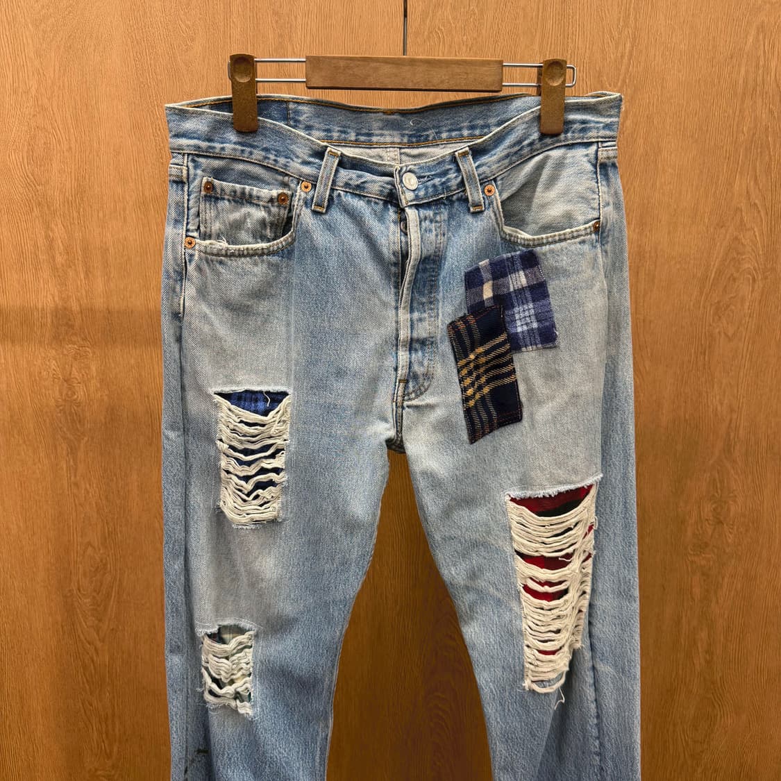 리바이스 501 디스트로이드 워싱 데님 팬츠 체크 패치 디테일 연청 상품이미지4