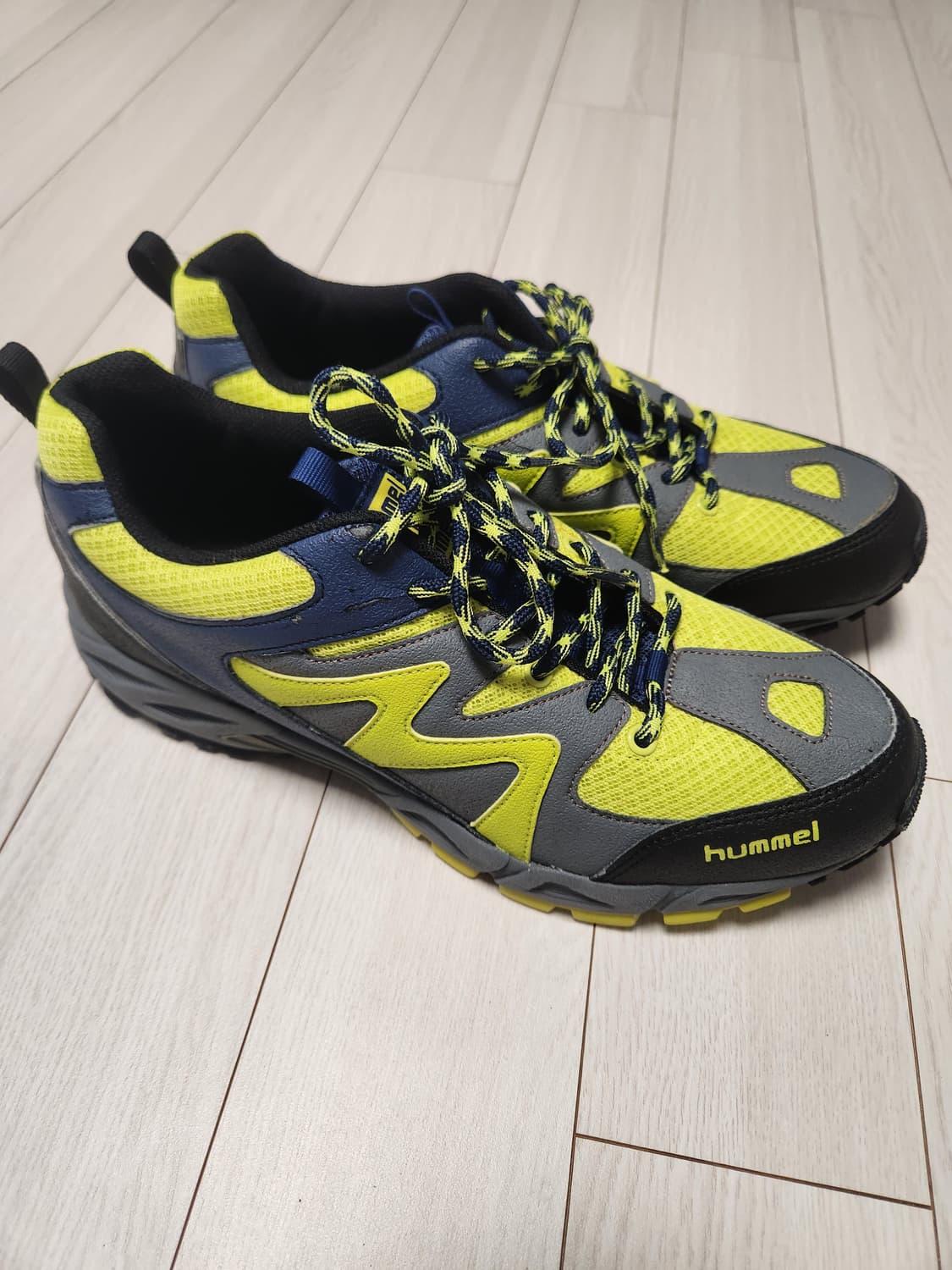 험멜 경량 등산화 트레킹화 사이즈270

사진처럼 바닥 닳음 전혀없이 전 상품이미지3