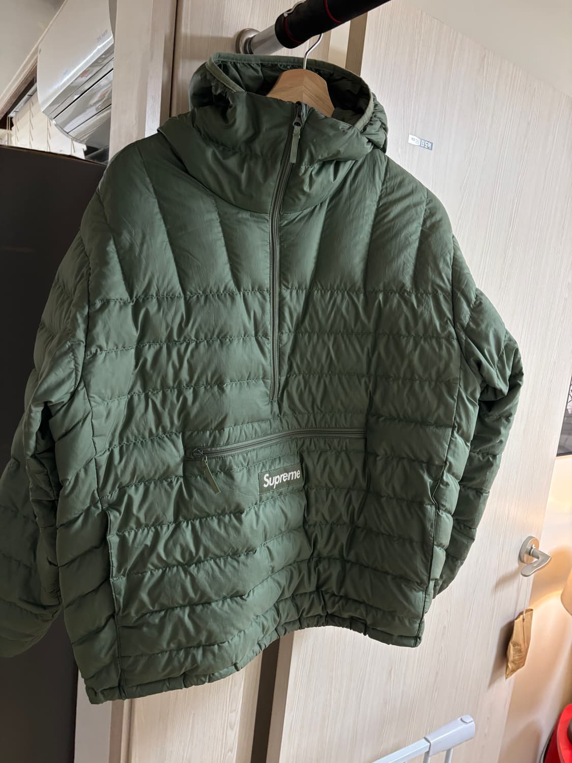 슈프림 경량패딩 카키 s사이즈 상품이미지1