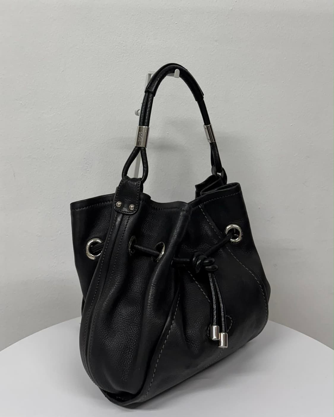 토즈 블랙 가죽 버킷 탑핸들 숄더 토트백 상품이미지3