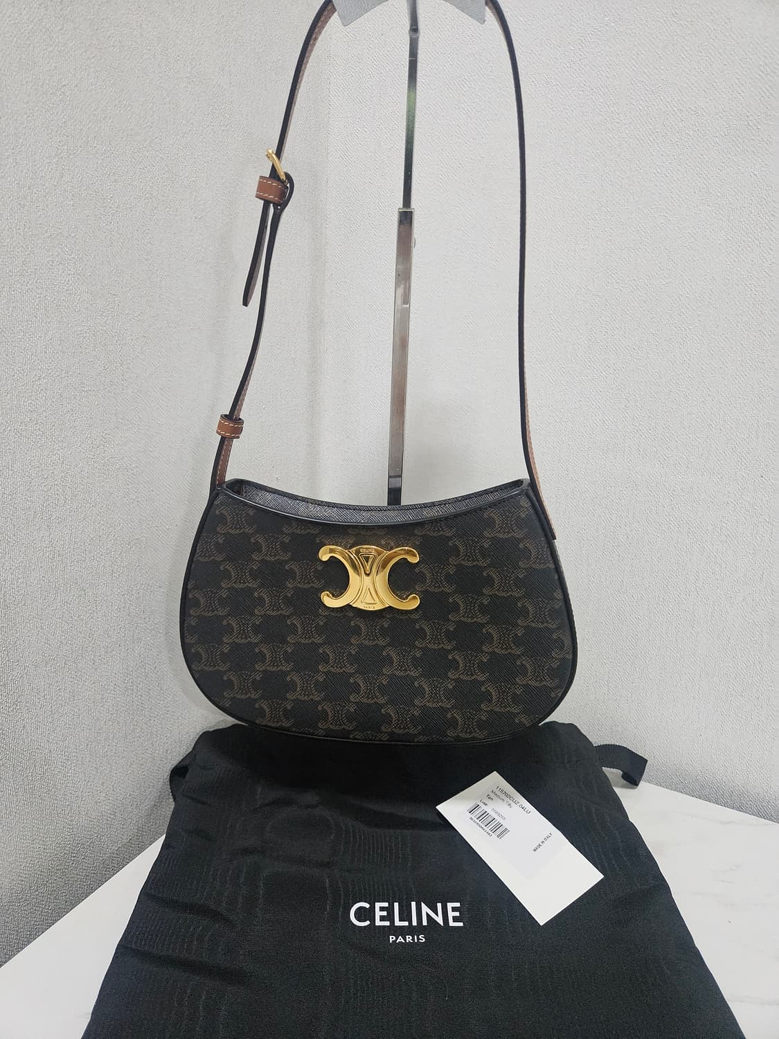 [새상품급] 셀린느 틸리백 Black tan Medium Size  상품이미지1