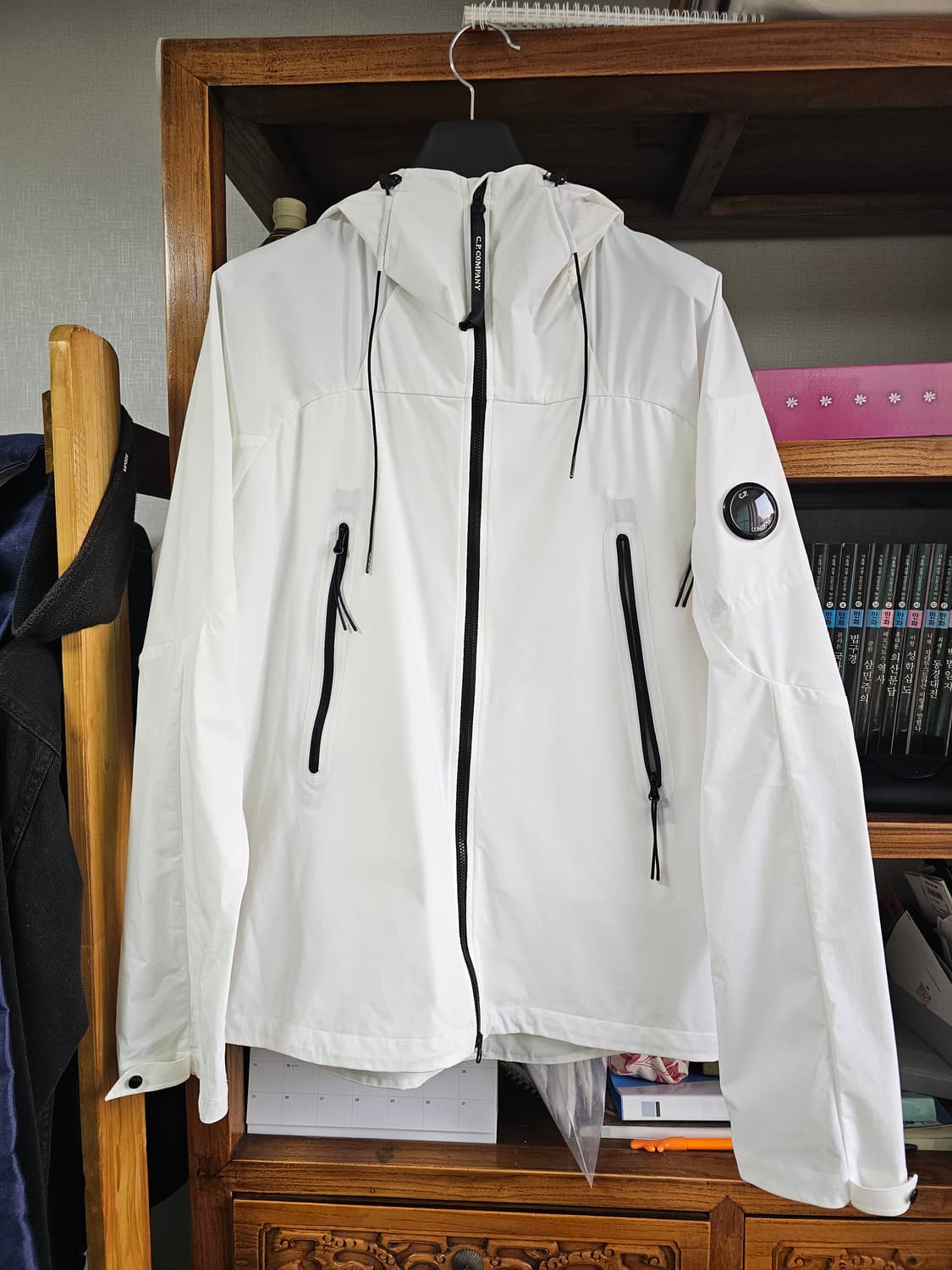 씨피에서 가장 인기 기본 모델 프로텍 CP컴퍼니 화이트 바람막이 팔아요 상품이미지1