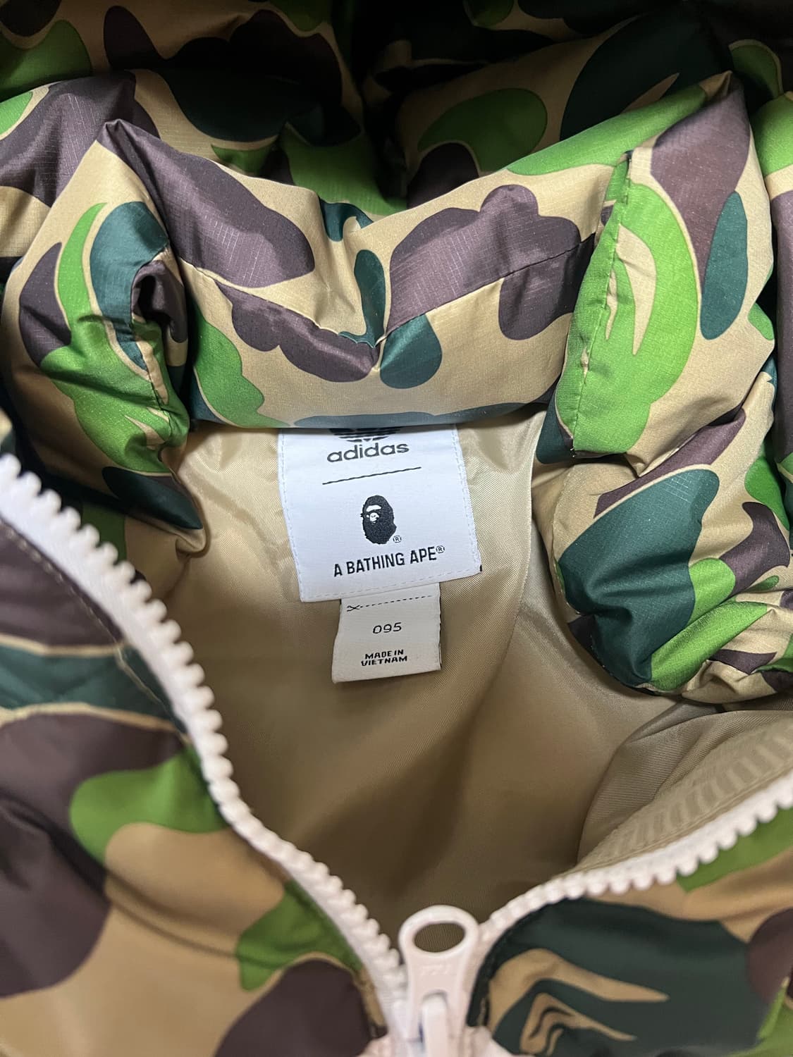 아디다스X베이프 한정판 패딩 판매합니다. 상품이미지5