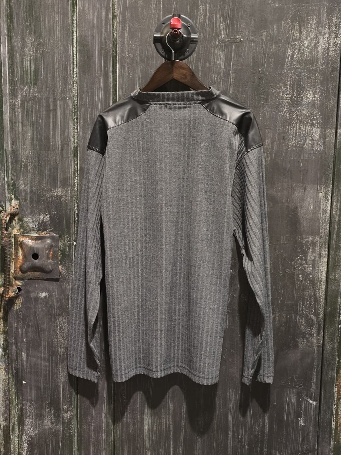MUCH MORE Shoulder Pad V-neck Top 상품이미지6
