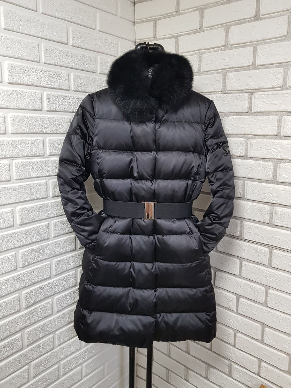 [40/55/정품] 프라다 폭스퍼 삼각로고 구스패딩 상품이미지3