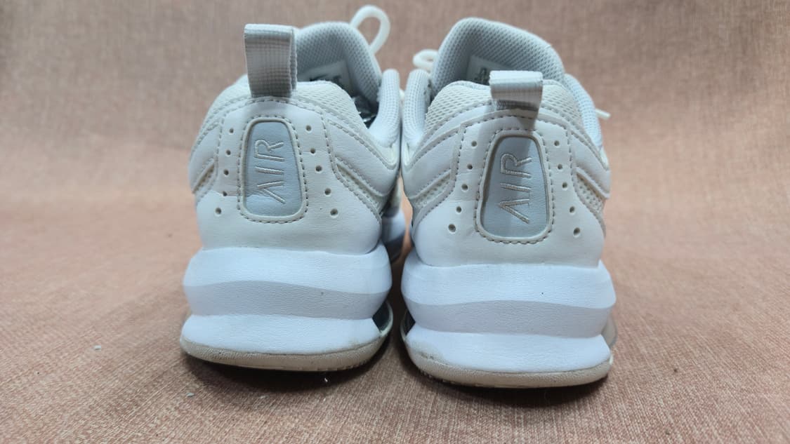 나이키 245mm-  에어맥스 AP 여성운동화
유니크한 디자인
상태 아주 상품이미지6