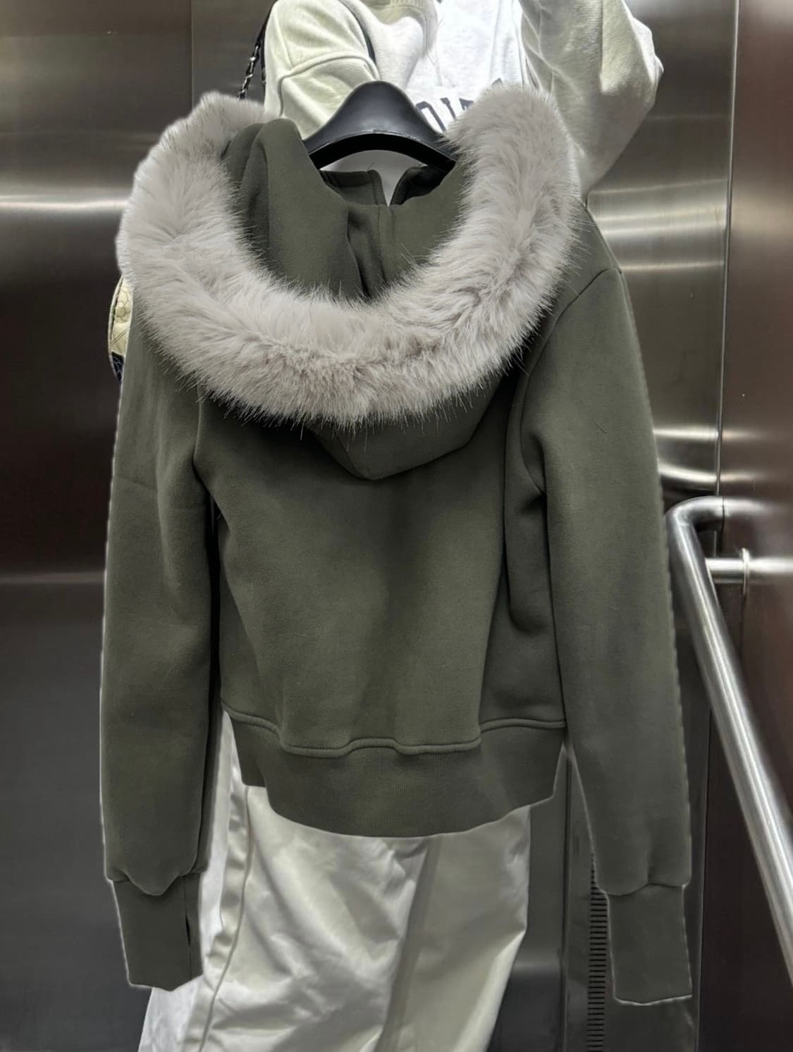 스터드 퍼 후드집업 (카키) 상품이미지2