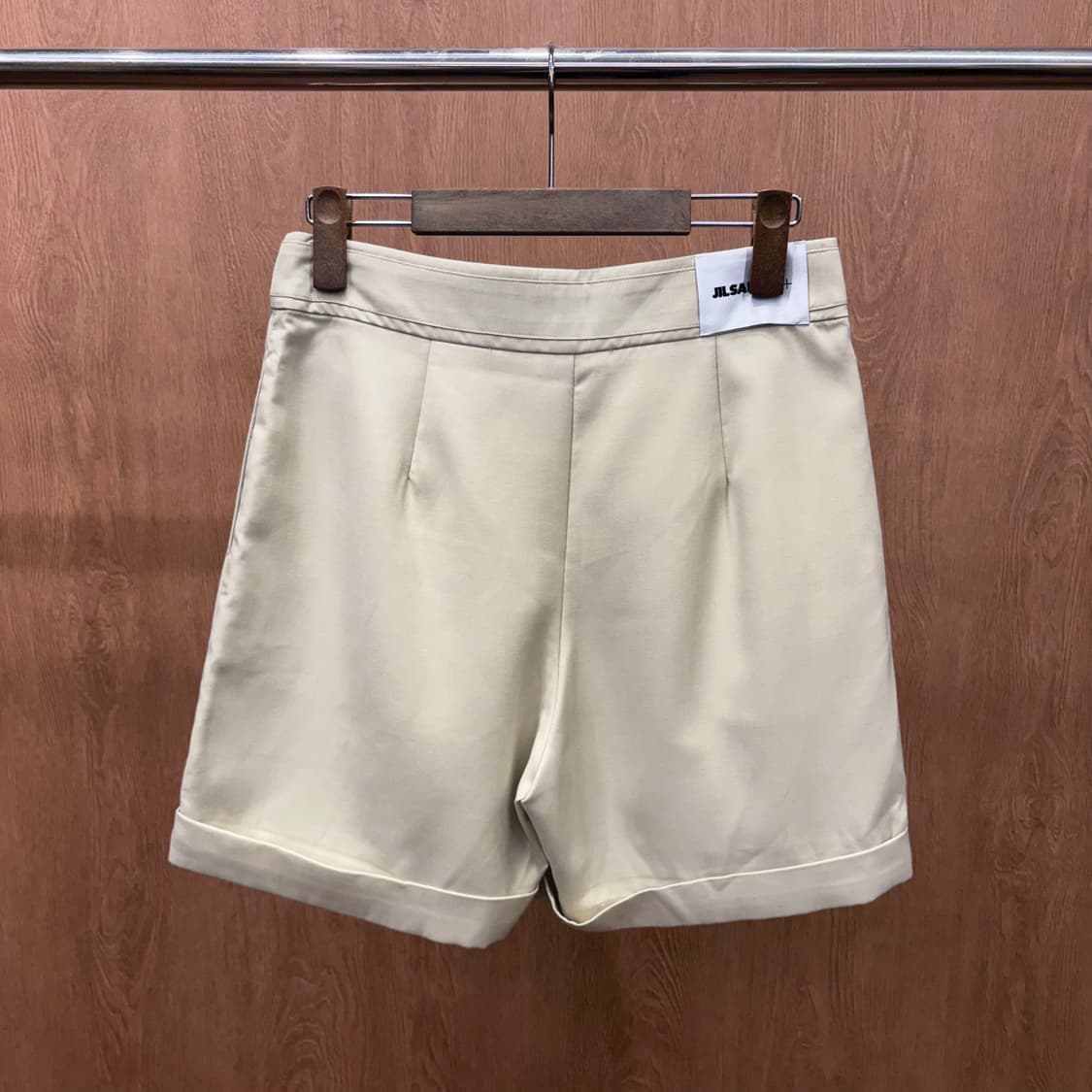 질샌더 반바지 밑단 롤업 후면 로고 라벨 디테일 레귤러핏 베이지 상품이미지3