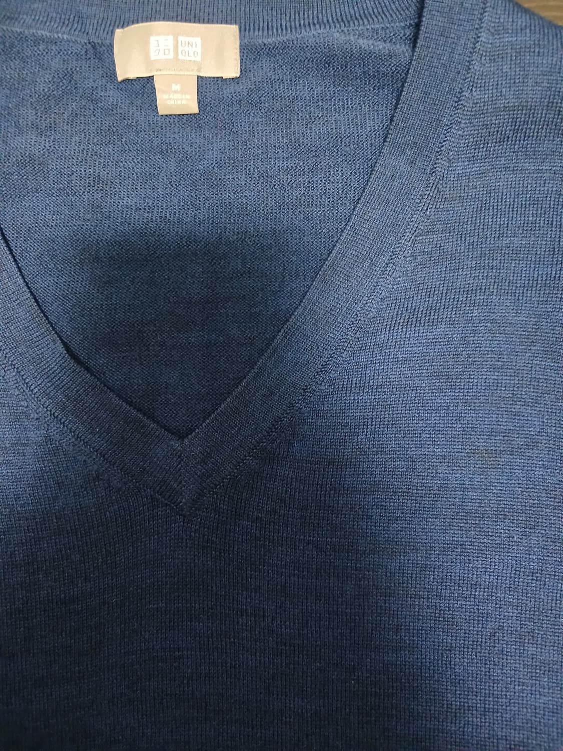 유니클로 브이넥 블루 얇은 니트 상품이미지2