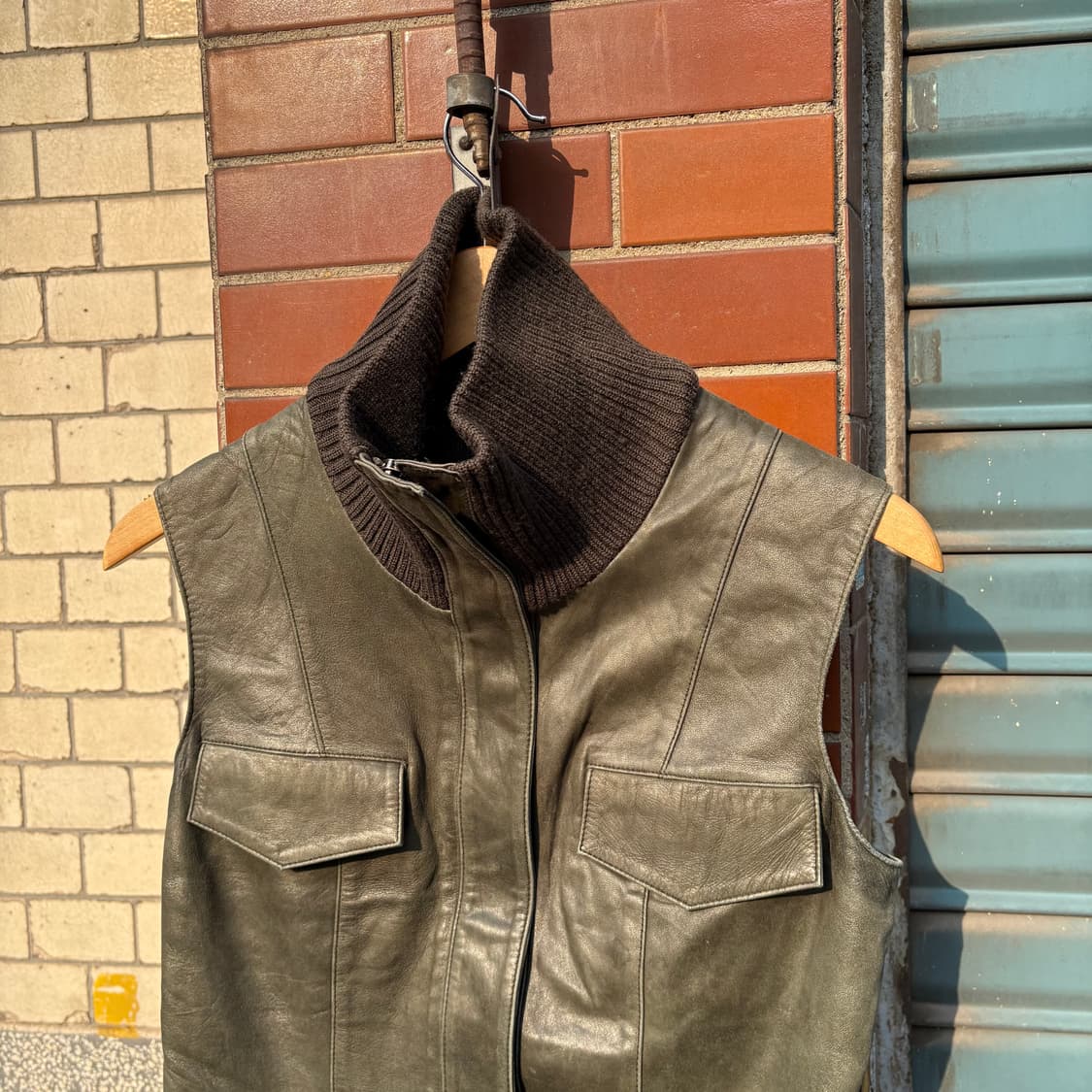 올리브 터틀넥 니트 레더 집업 베스트 상품이미지2