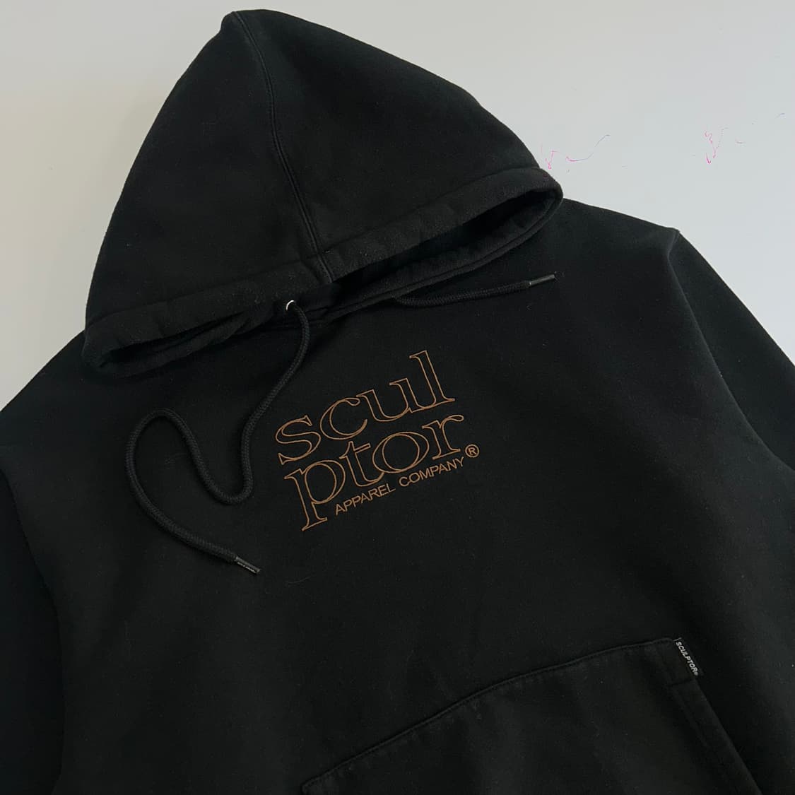 Sculptor 스컬프터 브라운 로고 블랙 후드티 상품이미지4