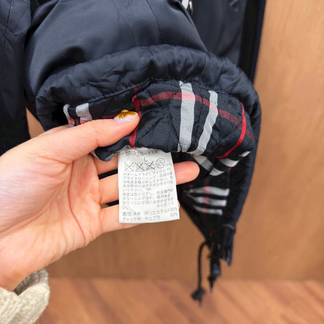 버버리 블랙라벨 패딩 자켓 퍼 후드 체크 안감 밑단 스트링 디테일 블랙 상품이미지8