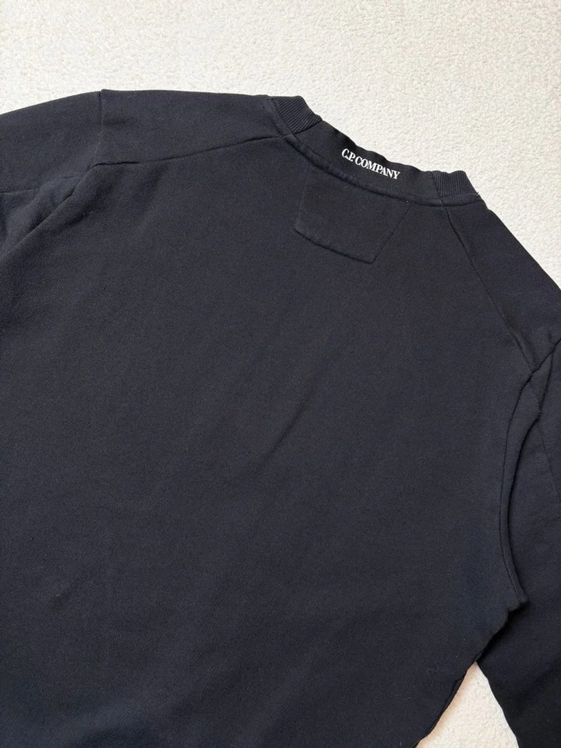 cp컴퍼니 22ss 시그니처 렌즈 와펜 맨투맨 PN6567 상품이미지6