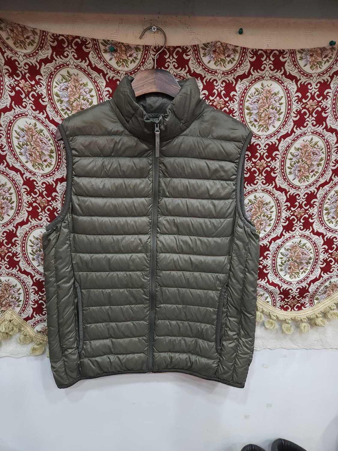 유니클로 카키 오리털 경량 패딩조끼

 상품이미지2