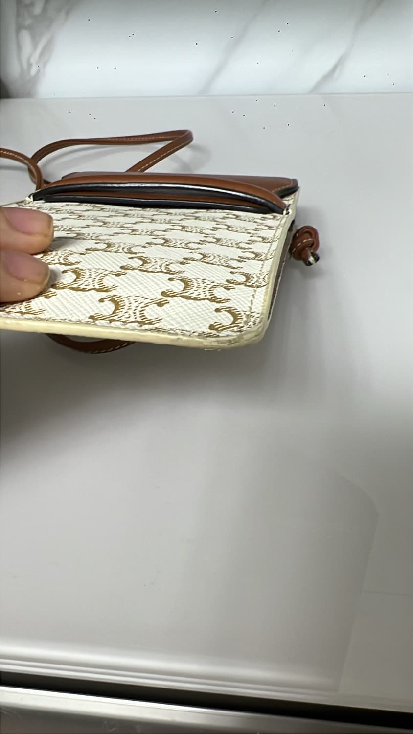 셀린느 트리오페 화이트 폰홀더백 상품이미지4