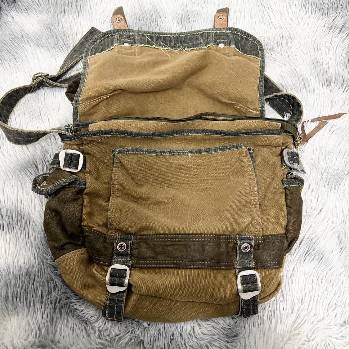 그런지 스웨이드 크로스백 상품이미지5