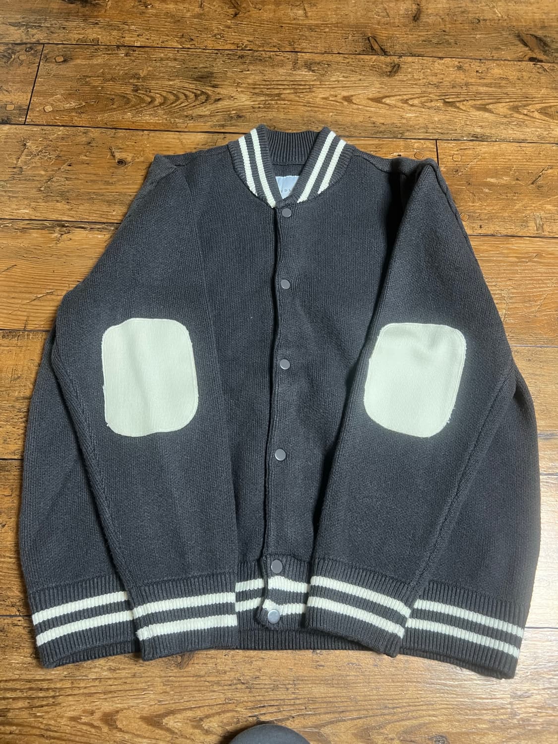 머드솔트 모달 바시티 니트 가디건 차콜 3 상품이미지1