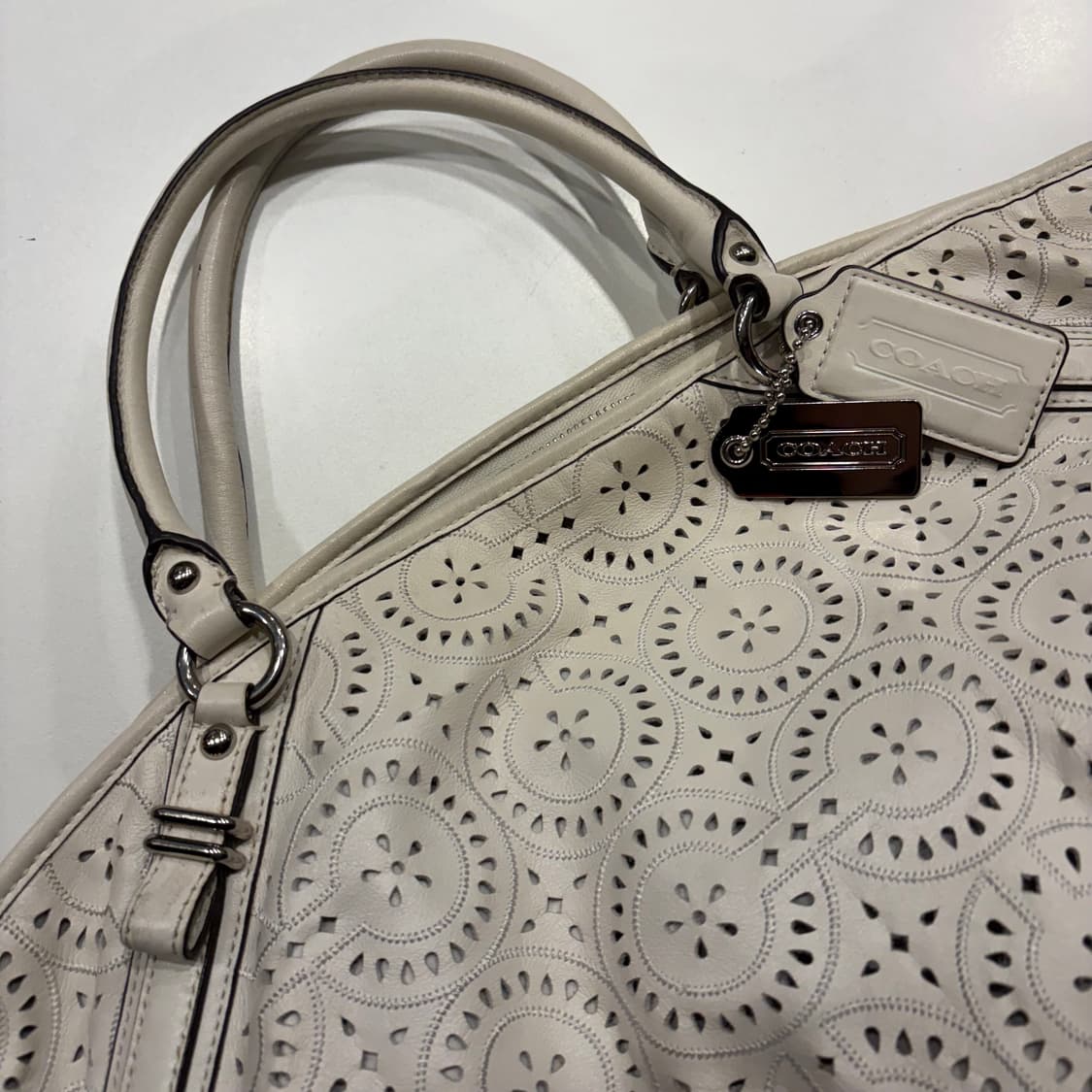 COACH 코치 펀칭 레더 토트백 아이보리 상품이미지4