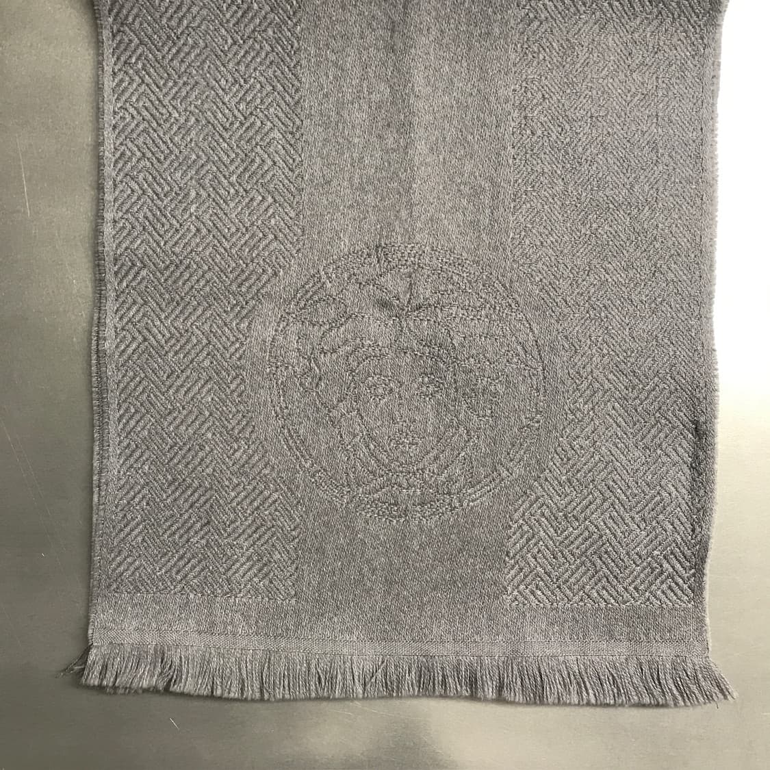 베르사체 메두사 머플러 그레이 상품이미지4